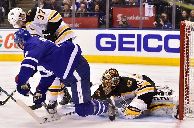 Brankář Bostonu Tuukka Rask (40) v akci během utkání s Torontem v prvním kole play off NHL.