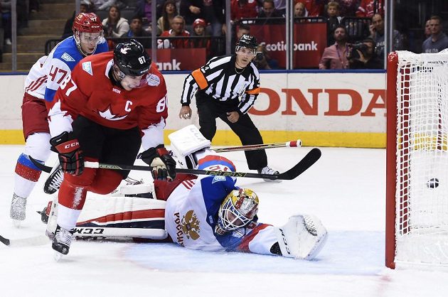 Kapitán Kanady Sidney Crosby (87) překonává ruského brankáře Sergeje Bobrovského (72).