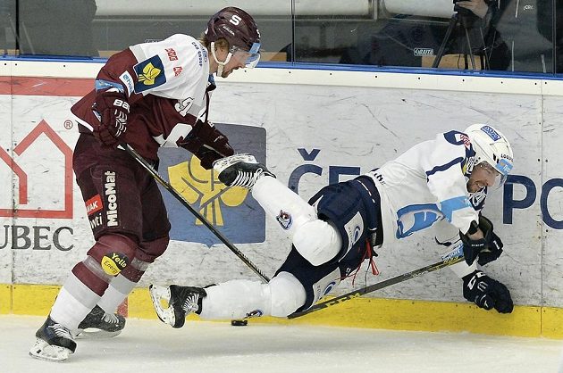 Plzeňský obránce Jaroslav Kracík (vpravo) a sparťanský obránce Jan Švrček během šestého semifinálového zápasu play off extraligy.
