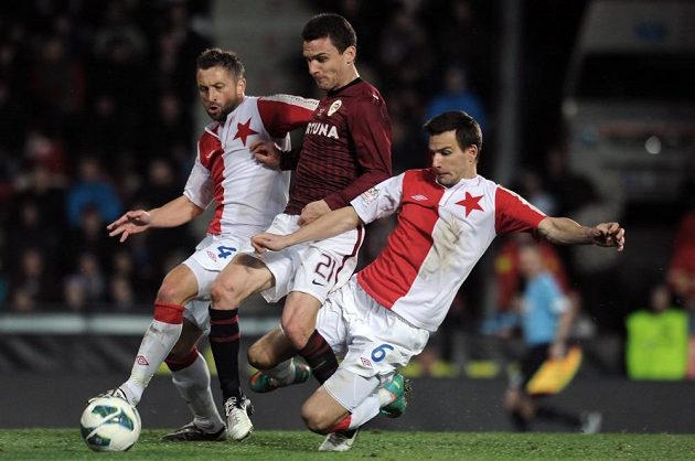 Útočník Sparty Praha David Lafata (uprostřed) a hráči Slavie David Hubáček (vlevo) a Martin Dobrotka.