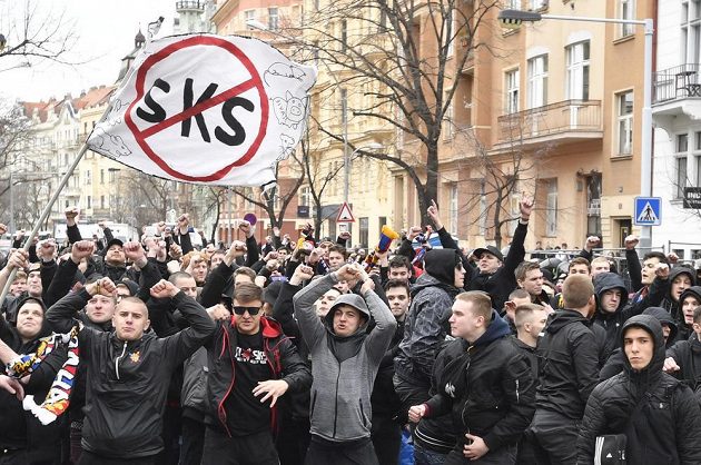 Fanoušci pražské fotbalové Sparty pochodovali 8. března 2020 odpoledne do Edenu na derby se Slavií.