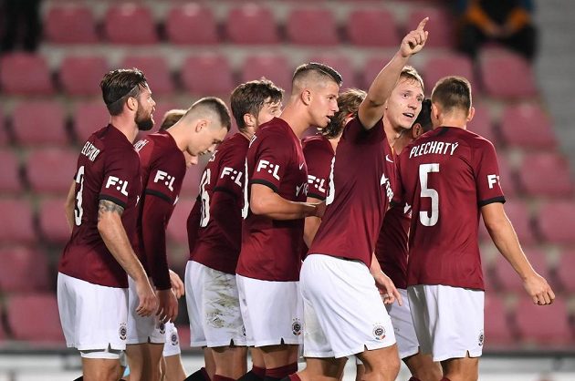 Fotbalisté Sparty slaví gól vstřelený do sítě Jablonce v utkání nejvyšší soutěže.