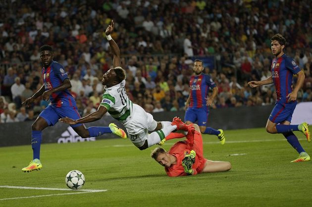 Moussa Dembélé padá po zákroku brankáře Barcelony Marca-Andrého ter Stegena, následnou penaltu však Celtic neproměnil.