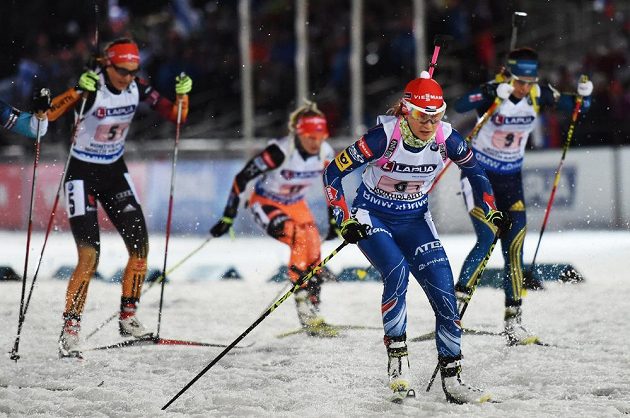 Veronika Vítková (vepředu) skvěle smíšenou štafetu na MS v Kontiolahti rozjela.