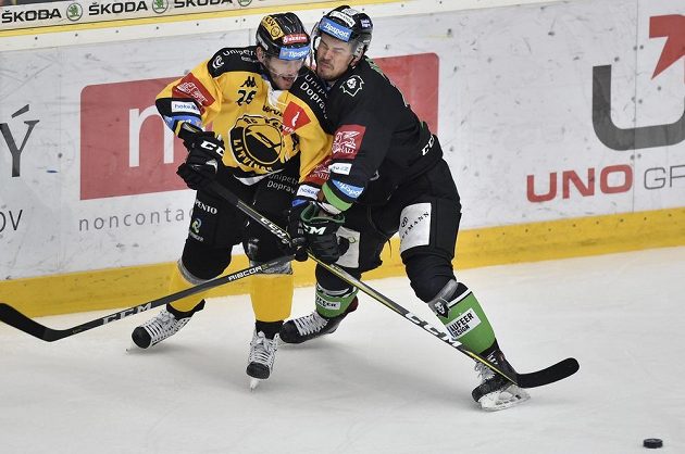Litvínovský Viktor Hübl v souboji s mladoboleslavským Jiřím Říhou během utkání 34. kola ELH.
