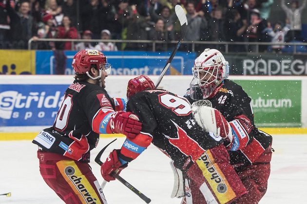 Radost hokejového Mountfieldu! Petr Zámorský, Radovan Pavlík a brankář Patrik Rybár z Hradce Králové oslavují výhru nad Třincem.