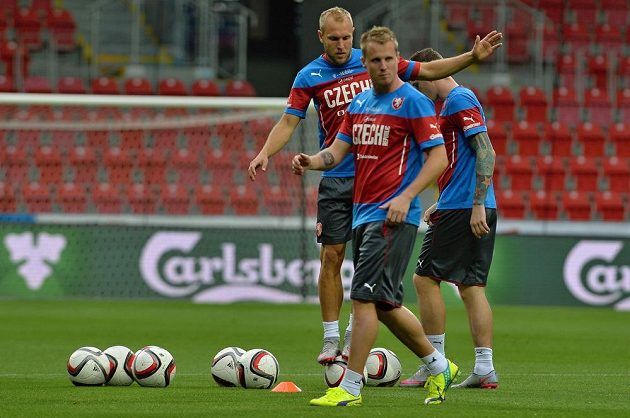 Čeští reprezentanti se připravují na kvalifikační duel s Kazachstánem. Vpředu je David Limberský, za ním Daniel Kolář.