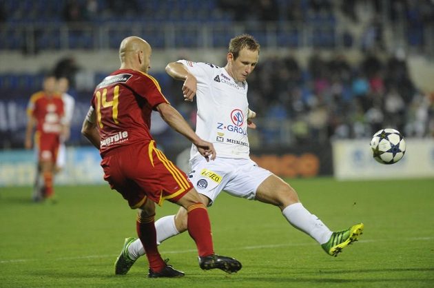 Jiří Valenta ze Slovácka (vpravo) a Patrik Gedeon z Dukly v utkání 13. kola Gambrinus ligy.