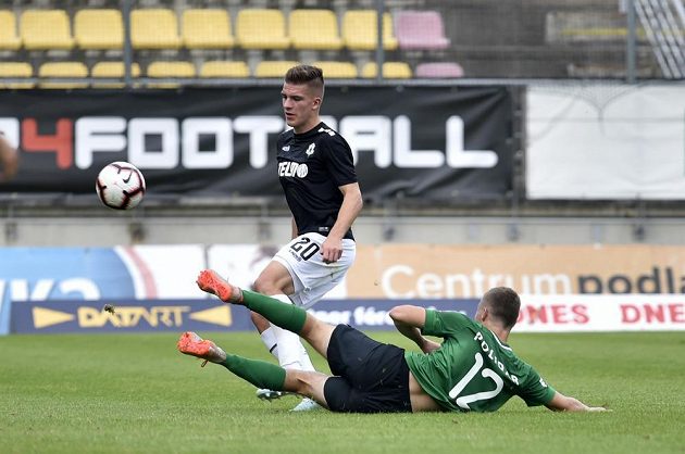 Matěj Polidar z Příbrami se snaží zastavit jabloneckého Libora Holíka.