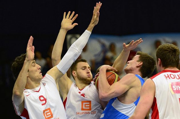Zleva Jiří Welsch a Martin Kříž z Nymburka, Radek Nečas z Prostějova a nymburský Pavel Houška.