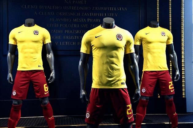 Fotbalová Sparta představila na Staroměstské radnici nové venkovní dresy Nike.