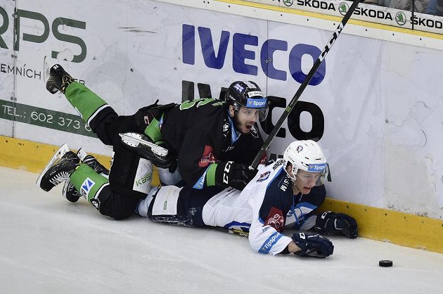 Útočník Mladé Boleslavi Martin Látal padá na plzeňského obránce Davida Skleničku.