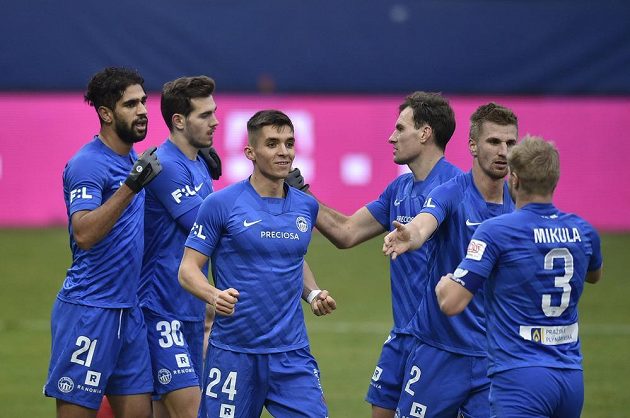 Fotbalisté Liberce se radují z gólu. Zleva Júsuf Hilál, Taras Kačaraba, Michal Fukala, Michael Rabušic, Jakub Jugas a Jan Mikula.
