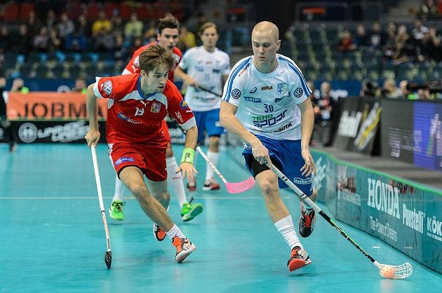 Český útočník Patrik Dóža (vlevo) v souboji s Finem Laurim Stenforsem v semifinále MS.