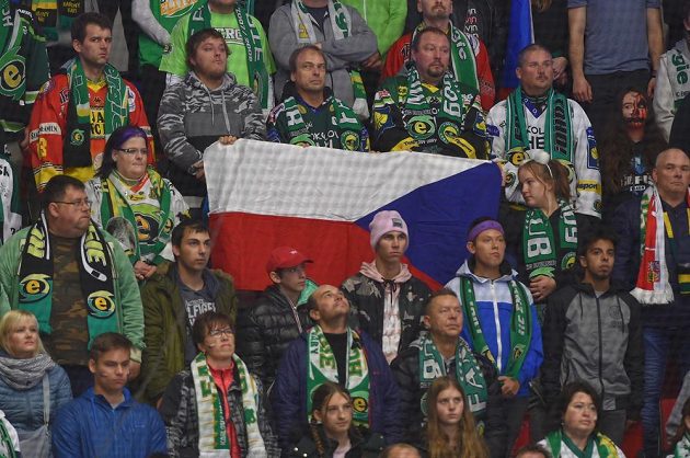 Karlovarští fanoušci s českou národní vlajkou během zápasu s Olomoucí
