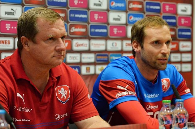 Reprezentační trenér Pavel Vrba (vlevo) a kapitán mužstva Petr Čech během tiskové konference v Plzni.