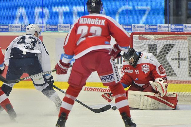 Jan Kovář z Plzně, Jiří Ondrušek z Olomouce a brankář Olomouce Jan Lukáš v akci během čtvrtfinále play off.
