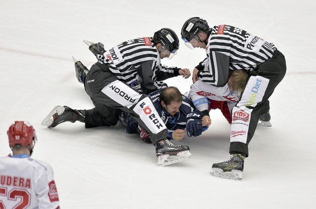 Rozhodčí řeší souboj Jiřího Polanského z Třince (vpravo) a Petra Straky z Plzně v semifinále hokejové extraligy.