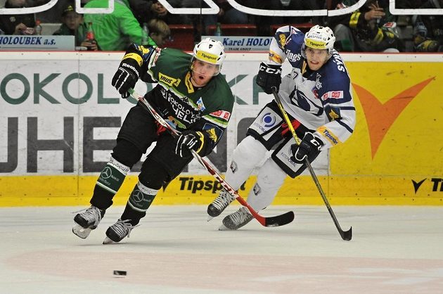 Karlovarský forvard Roman Pšurný (vlevo) a Ján Sýkora (vlevo) z Plzně v utkání 16. kola hokejové Tipsport extraligy.