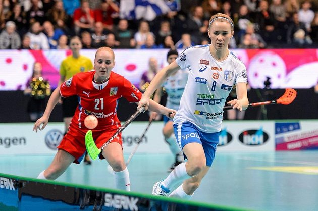 Martina Řepková (vlevo) z ČR a Jaana Lirkkiová z Finska v semifinále MS florbalistek v Tampere.