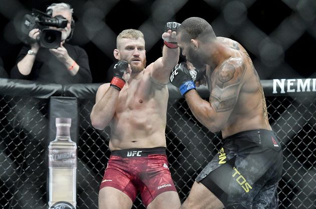 Jan Blachowicz z Polska (vlevo) a Thiago Santos z Brazílie v duelu polotěžké váhy na Večeru smíšených bojových umění UFC Fight Night Prague