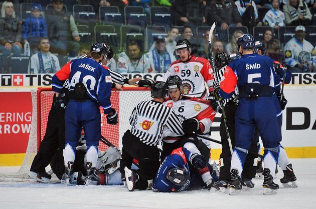 Do potyčky před brankou Frölundy se během osmifinále Ligy mistrů zapojili liberečtí hráči (zleva) Lukáš Jašek, Adam Jánošík a Ladislav Šmíd a hráči Frölundy Kristoffer Gunnarsson (číslo 6) a Simon Hjalmarsson (číslo 59).