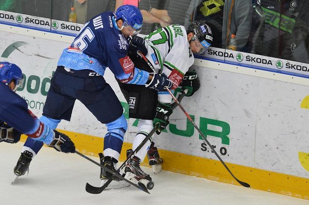Kladenský Tomáš Kaut (vlevo) bojuje o puk s Pavlem Musilem z Mladé Boleslavi.