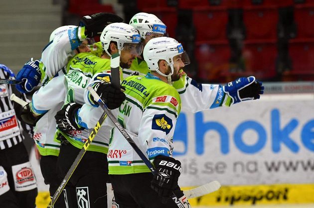 Karlovarští hokejisté slaví gól proti Jihlavě v utkání 7. kola baráže o extraligu.