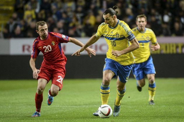 Švédský snajpr Zlatan Ibrahimovic (č. 10) se snaží uniknout Alexandru Vremeaovi z Moldávie.