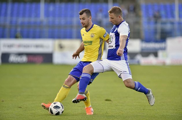 Adnan Džafič ze Zlína a Michal Hubínek z Boleslavi v akci během úvodního utkání finále skupiny o Evropu v nadstavbě první fotbalové ligy.