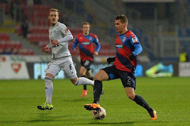 Olomoucký Jakub Plšek (vlevo) sleduje průnik Lukáše Hejdy z Plzně v úvodním pohárovém čtvrtfinále.