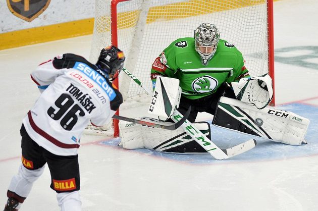 David Tomášek ze Sparty a brankář Gašper Krošelj z Mladé Boleslavi během extraligového utkání.