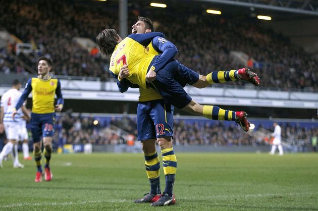 Olivier Giroud z Arsenalu oslavuje svoji trefu proti QPR s Tomášem Rosickým.