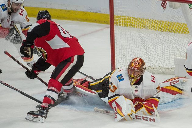 Český gólman David Rittich v brance Calgary Flames během utkání NHL v Ottawě.