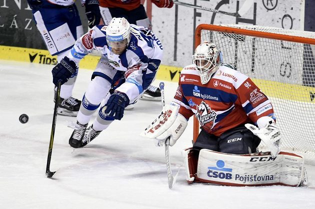 Martin Dočekal z Brna se dere do šance před brankáře Ondřeje Kacetla z Pardubic v utkání 34. kola ELH.