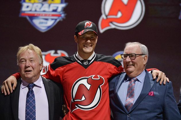 Pavel Zacha (uprostřed) pózuje s dresem New Jersey Devils, kam byl vybrán jako celkově šestý hráč v pořadí letošního draftu.
