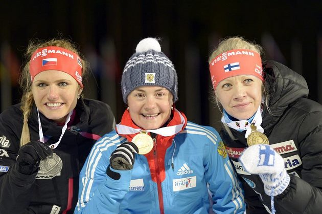 Medailistky z vytrvalostního závodu žen: (zleva) stříbrná Gabriela Soukalová, vítězka Jekatěrina Jurlovová z Ruska a bronzová Kaisa Mäkäräinenová z Finska.