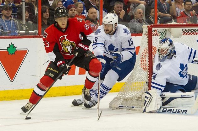 Šikovný útočník Hemský si kryje puk před obráncem Maple Leafs Rangerem (vpravo).