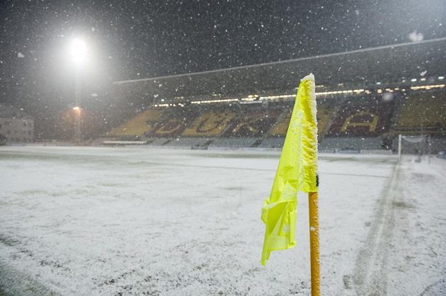 Zasněžený stadión Juliska během odloženého utkání 19. kola Synot ligy mezi Duklou Praha a Spartou Praha.