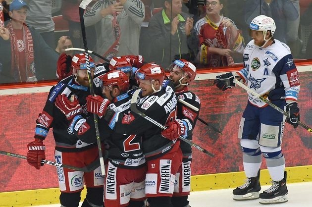 Hráči Třince se radují z druhého gólu v úvodním finále hokejové extraligy, kde hrají s Kometou Brno.