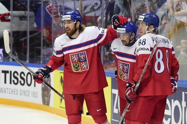 Čeští hokejisté Lukáš Kašpar (vlevo), Tomáš Plekanec (uprostřed) a David Pastrňák se radují z gólu proti Lotyšsku.