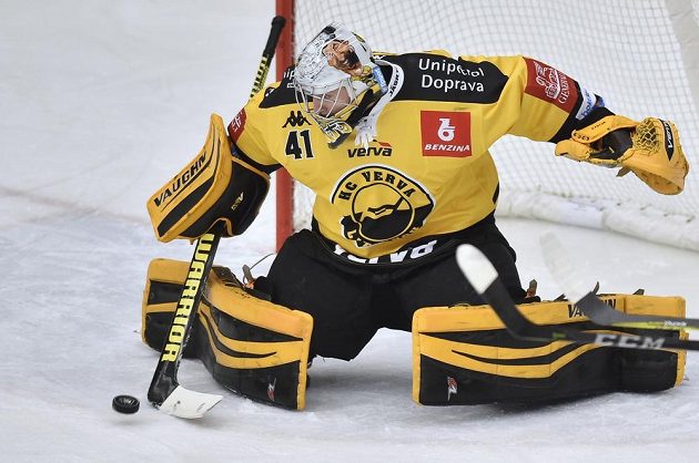 Brankář Litvínova Pavel Kantor zasahuje v utkání s Mladou Boleslaví ve 34. kole ELH.