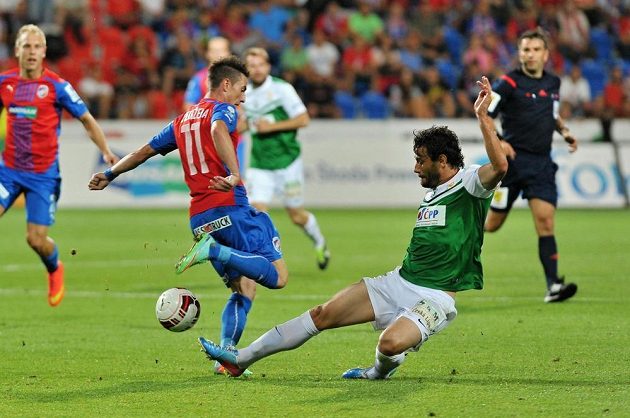 Daníel Rossi Silva z Jablonce (vpravo) v souboji s plzeňským záložníkem Milanem Petrželou.
