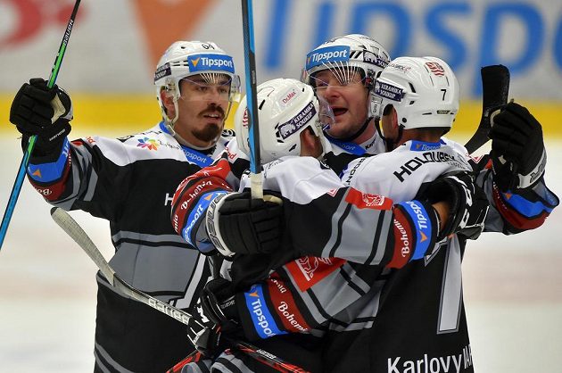 Hráči Karlových Varů se radují z vyrovnávacího gólu, zleva Martin Kohout, Ondřej Beránek, Václav Skuhravý a Michal Plutnar.