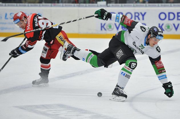 Ondřej Dlapa z Mladé Boleslavi a Juraj Bezúch z Hradce Králové v netradiční hokejové póze během extraligového utkání.