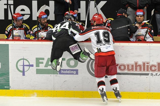 Mladoboleslavský útočník Lukáš Pabiška (vlevo) a královéhradecký obránce Martin Pláněk v zápase 22. kola hokejové Tipsport extraligy.