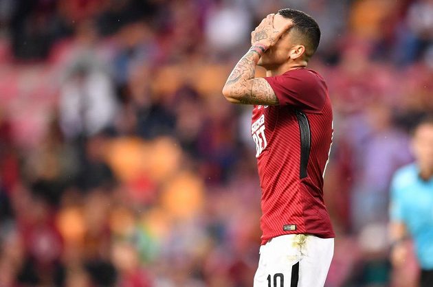 Sparťanský špílmachr Stanciu se po jedné z šancí drží zklamaně za hlavu. Přesto Letenští vedli v poločase 1:0.