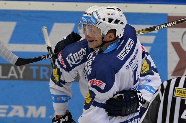 Plzeňský útočník Dominik Kubalík slaví se spoluhráčem Jakubem Jeřábkem (vpředu) gól proti Kometě Brno.