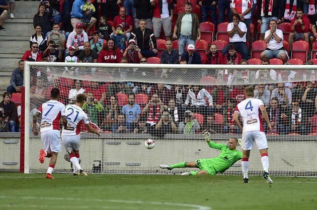 Milan Škoda (druhý zleva) ze Slavie proměnil penaltu, druhý zprava brankář Denis Sčerbickij z Borisova.
