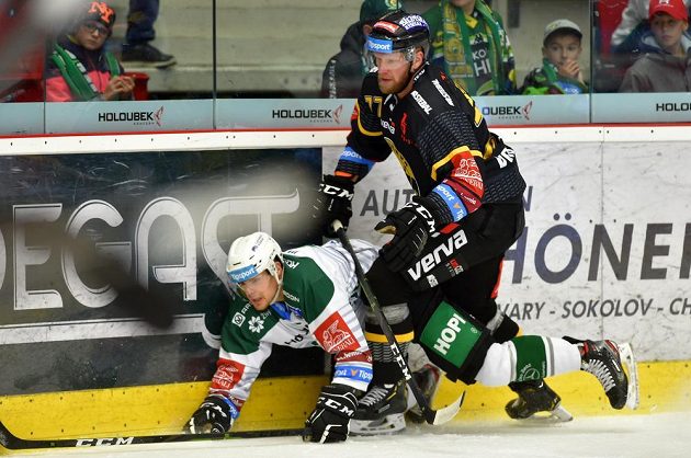 Dávid Gríger z Karlových Varů a David Štich z Litvínova v akci během extraligového derby.